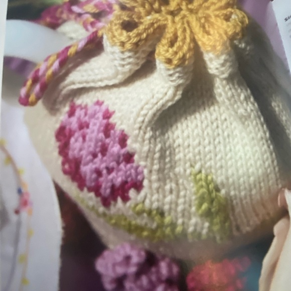 Adorable little book of patterns to knit tea cozies🧶 - Picture 7 of 14
